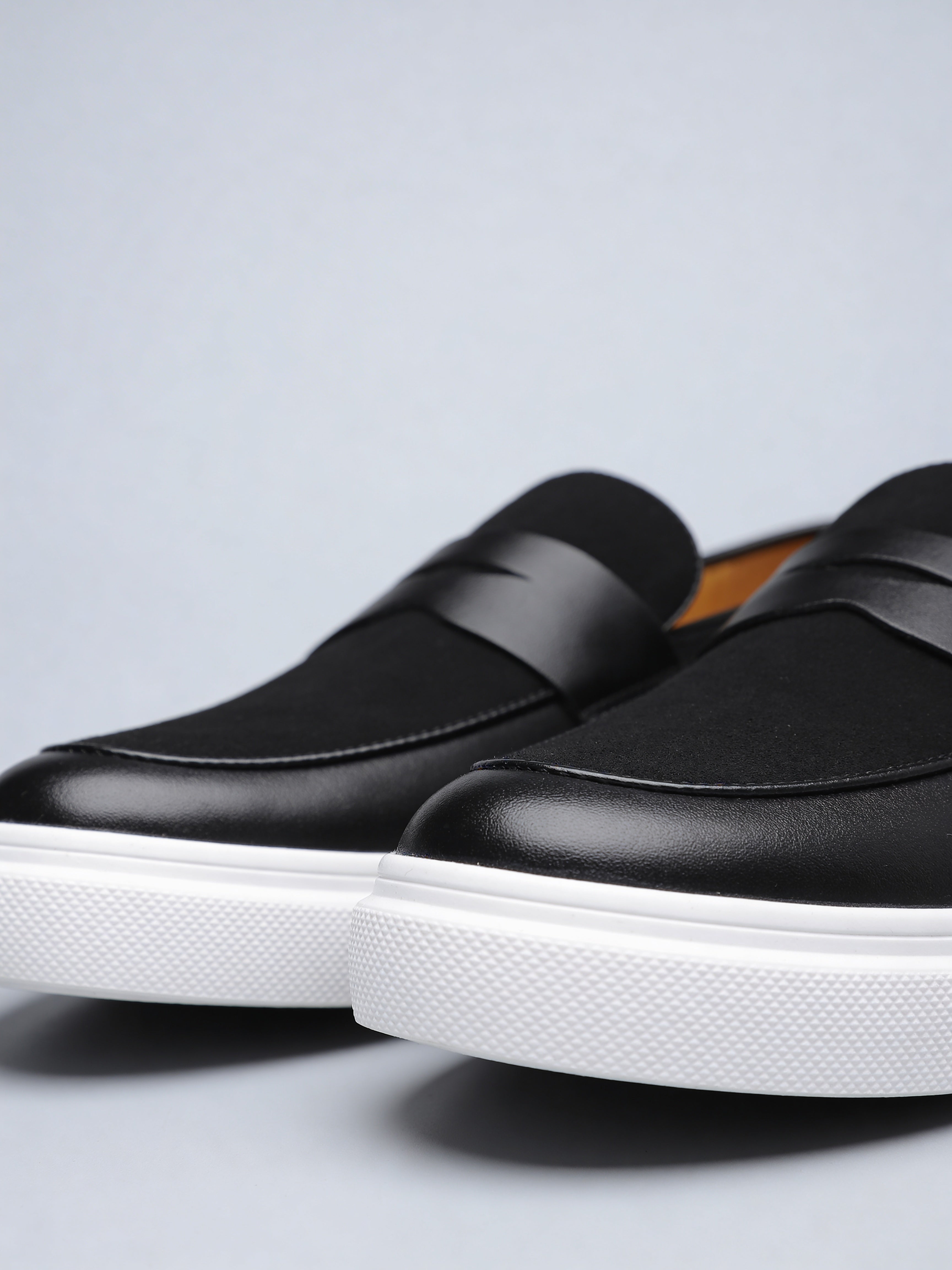 Détail des finitions premium en cuir PU et suédine sur le devant du mocassin Le Flâneur Moderne.