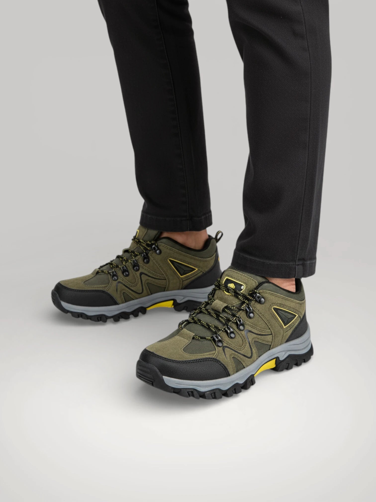 Chaussures de randonnée orthopédiques unisexes en daim beige, offrant un confort optimal et un soutien du pied pour la marche quotidienne.