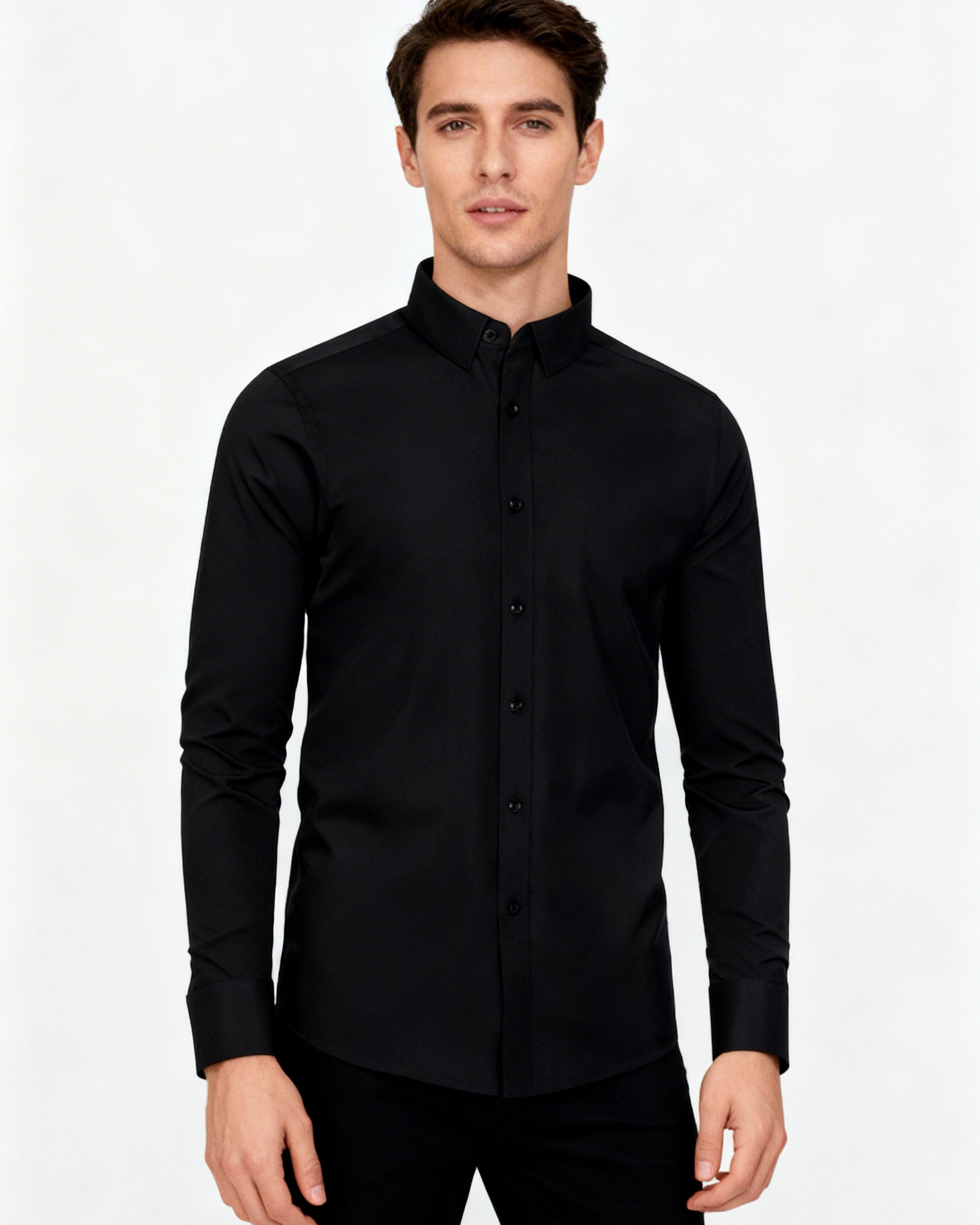 Mannequin portant la chemise infroissable homme Noir Intense modèle L'Impeccable Urbain Couture