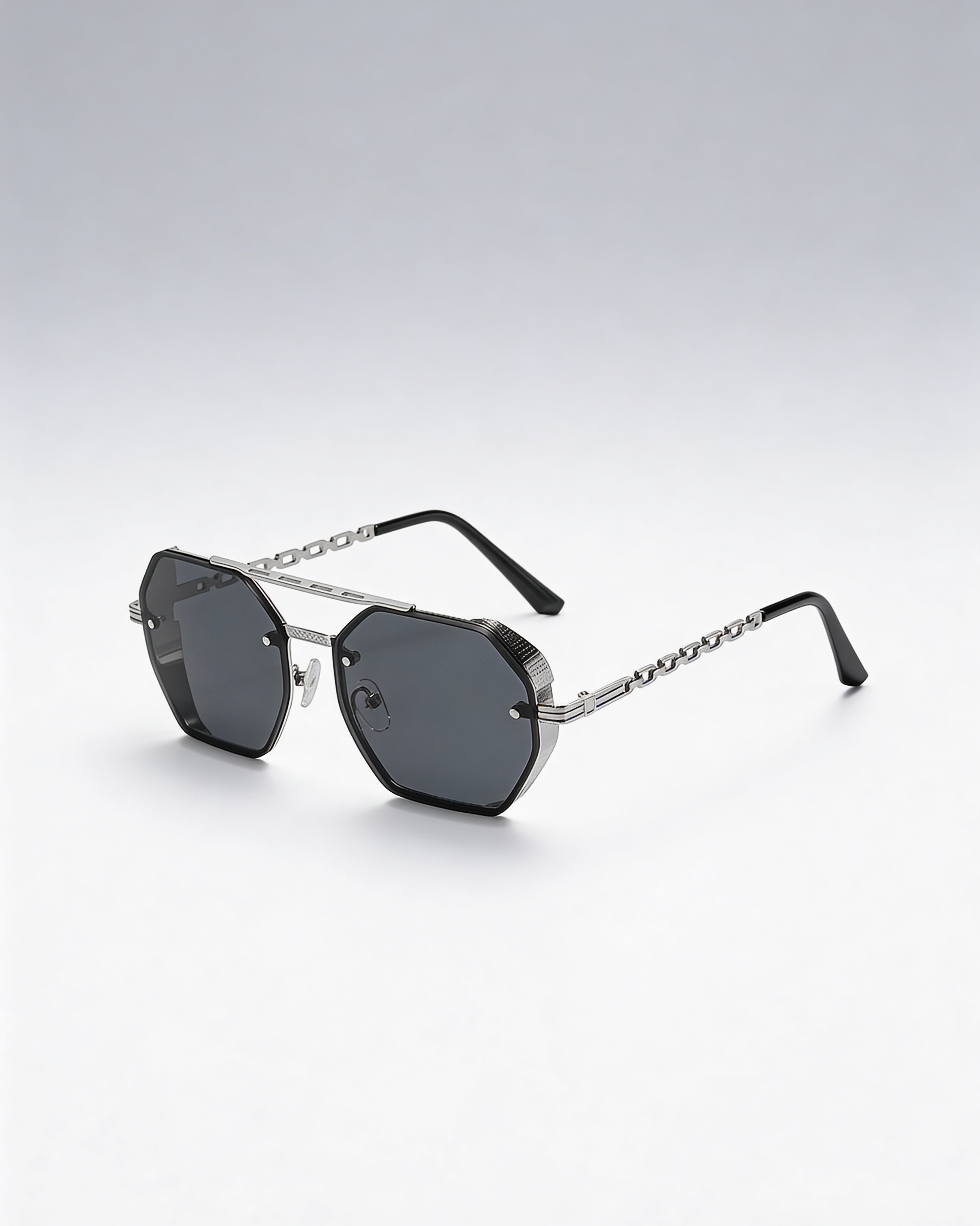 Lunettes de soleil avec monture argentée et verres noir fumé, incluant une chaîne assortie, style moderne et élégant.