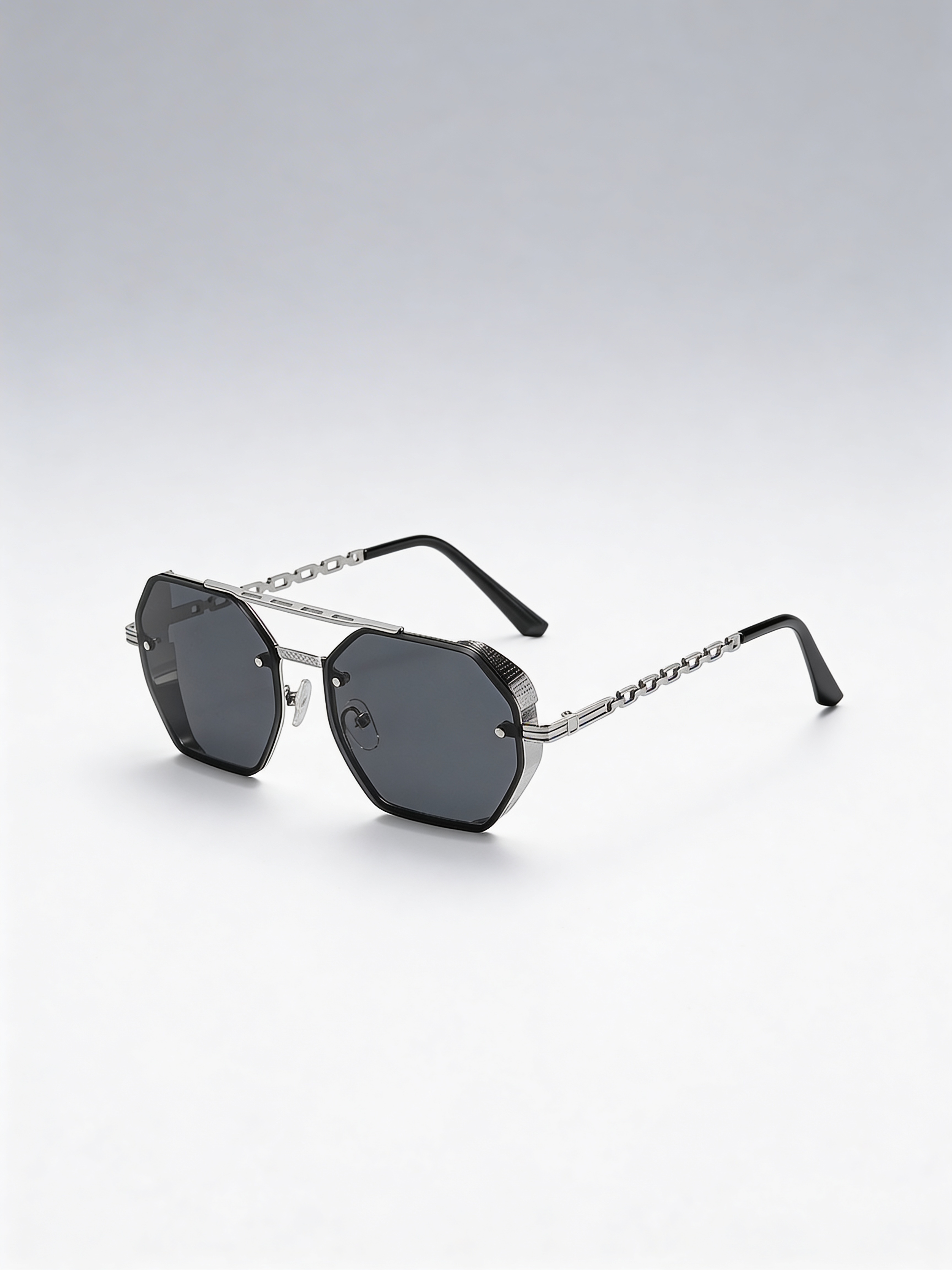 Lunettes de soleil avec monture argentée et verres noir fumé, incluant une chaîne assortie, style moderne et élégant.