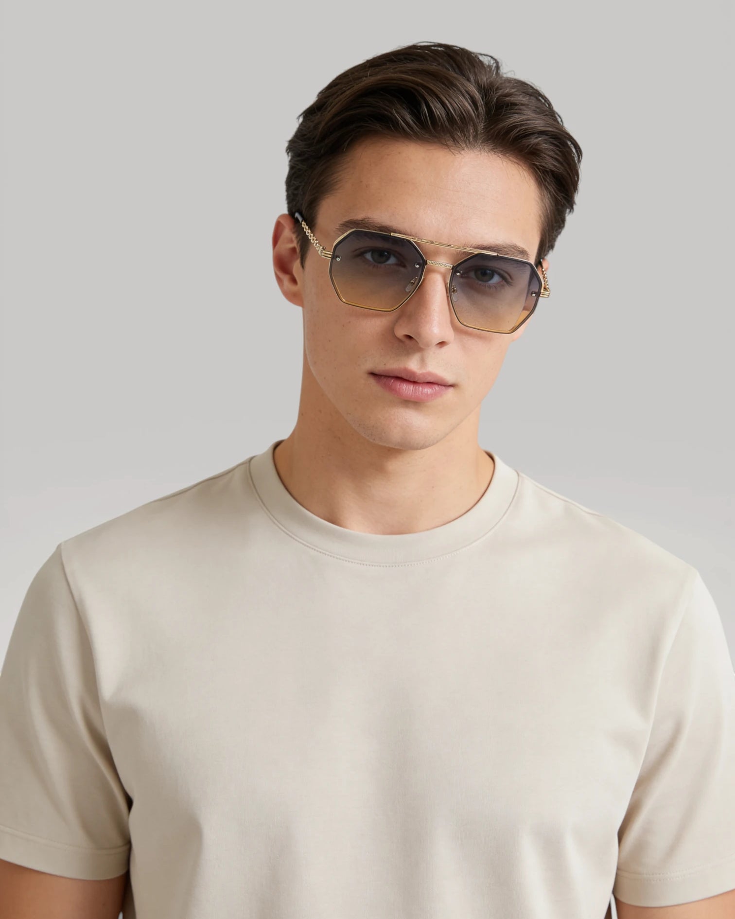 Modèle portant les lunettes de soleil unisexes avec chaîne élégante, coloris Or Bleu Soleil et monture dorée.