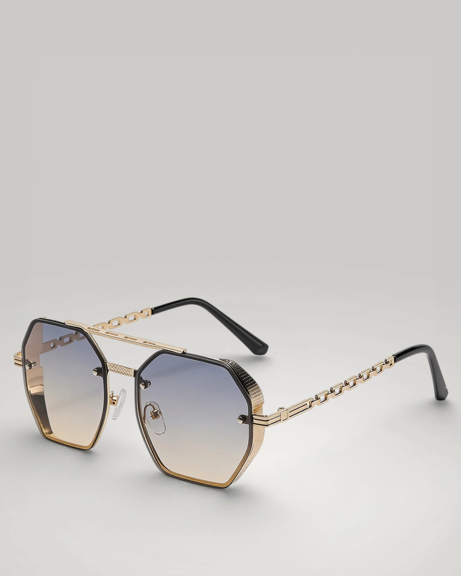 Lunettes de soleil unisexes avec chaîne élégante, coloris exclusif Or Bleu Soleil avec monture dorée et verres teintés.