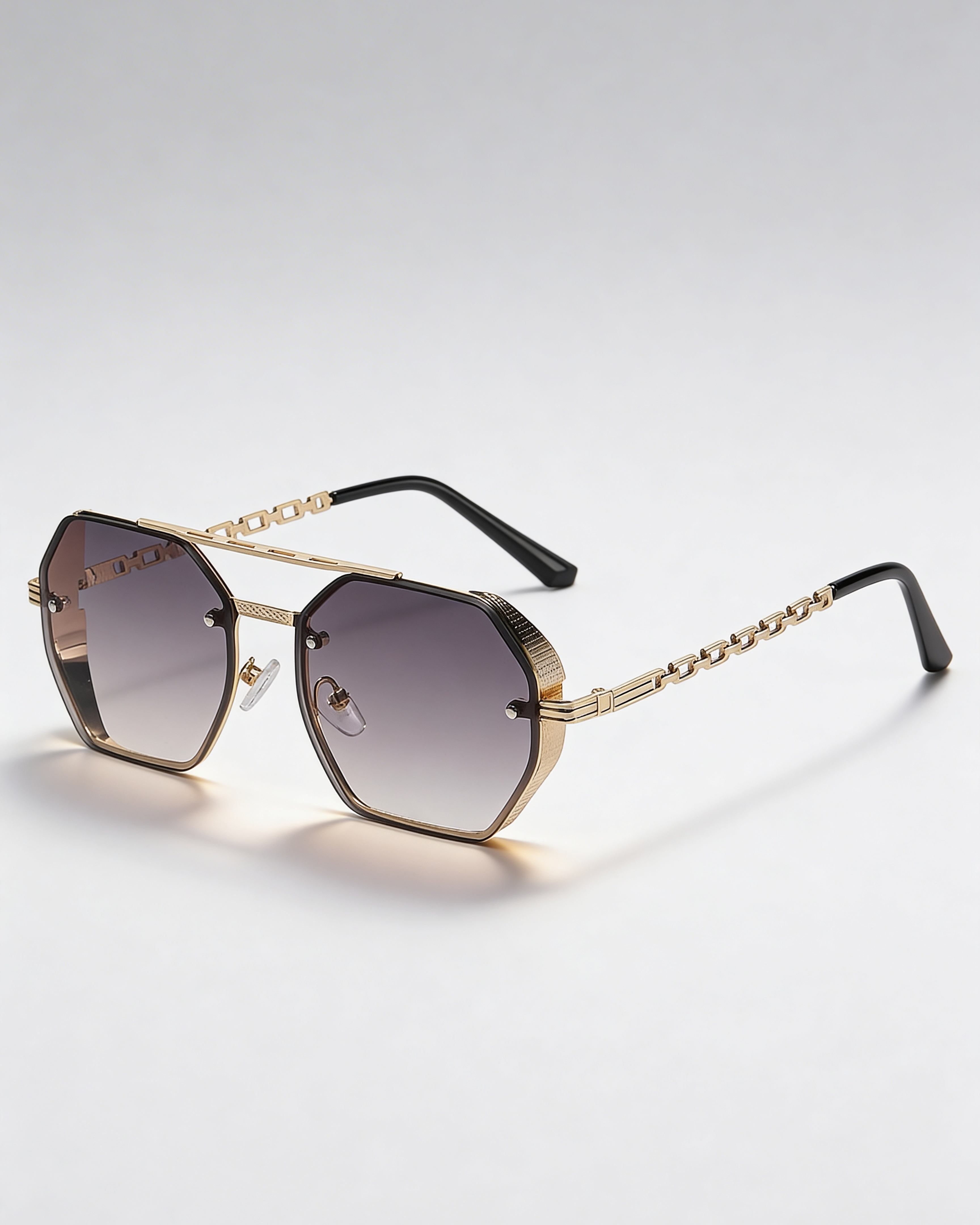 Lunettes de soleil avec chaîne dorée et verres en dégradé gris, monture élégante de la collection Or Dégradé Gris.