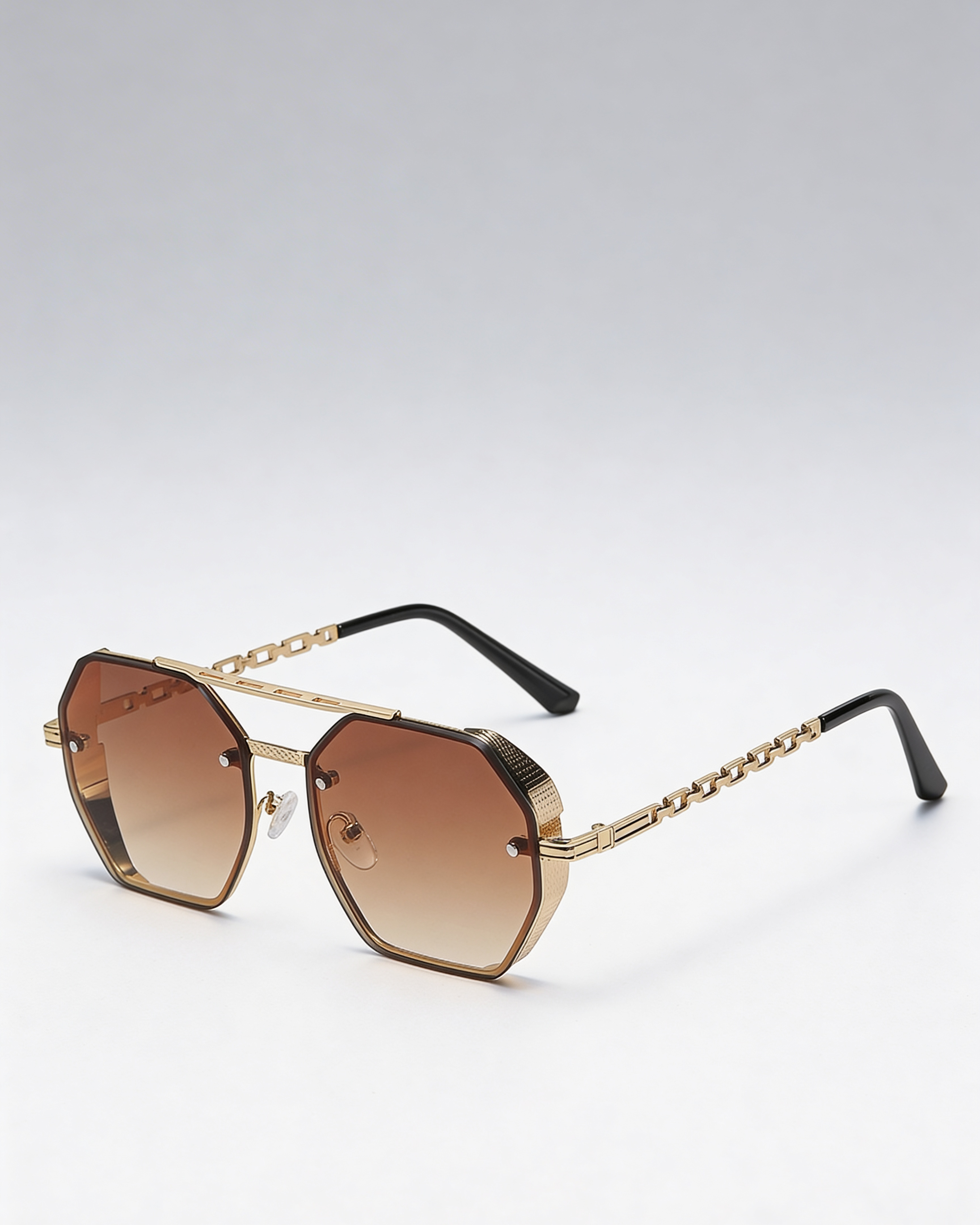 Lunettes de soleil avec chaîne dorée et verres effet dégradé ombre, monture luxe unisexe pour un style élégant.