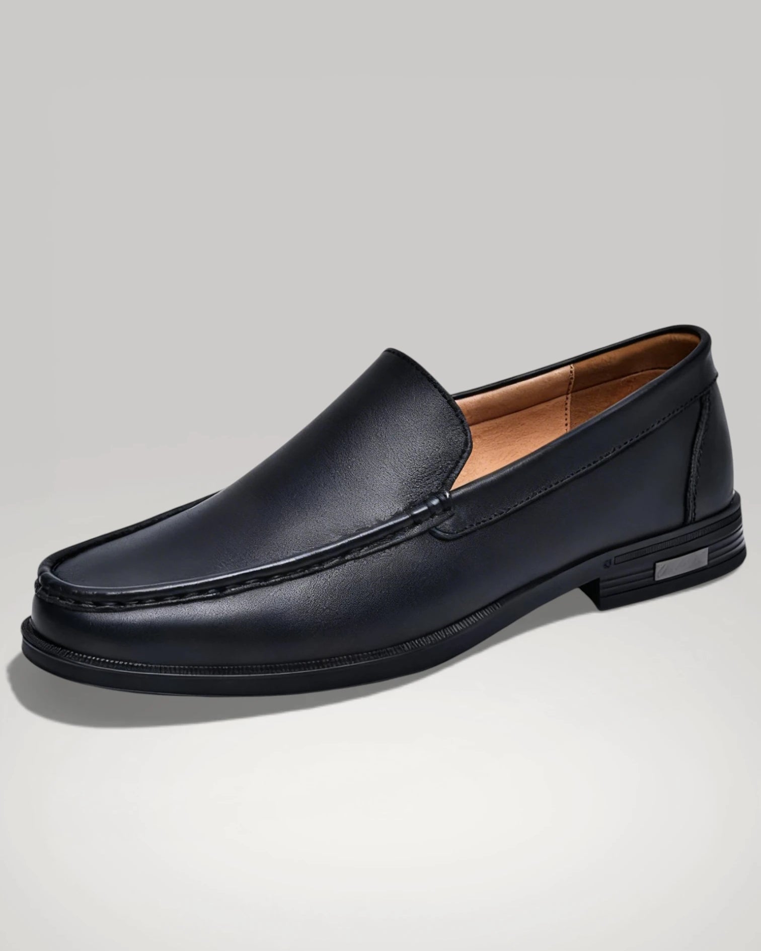 Mocassin en cuir de vachette noir brillant pour homme, style chic et formel.