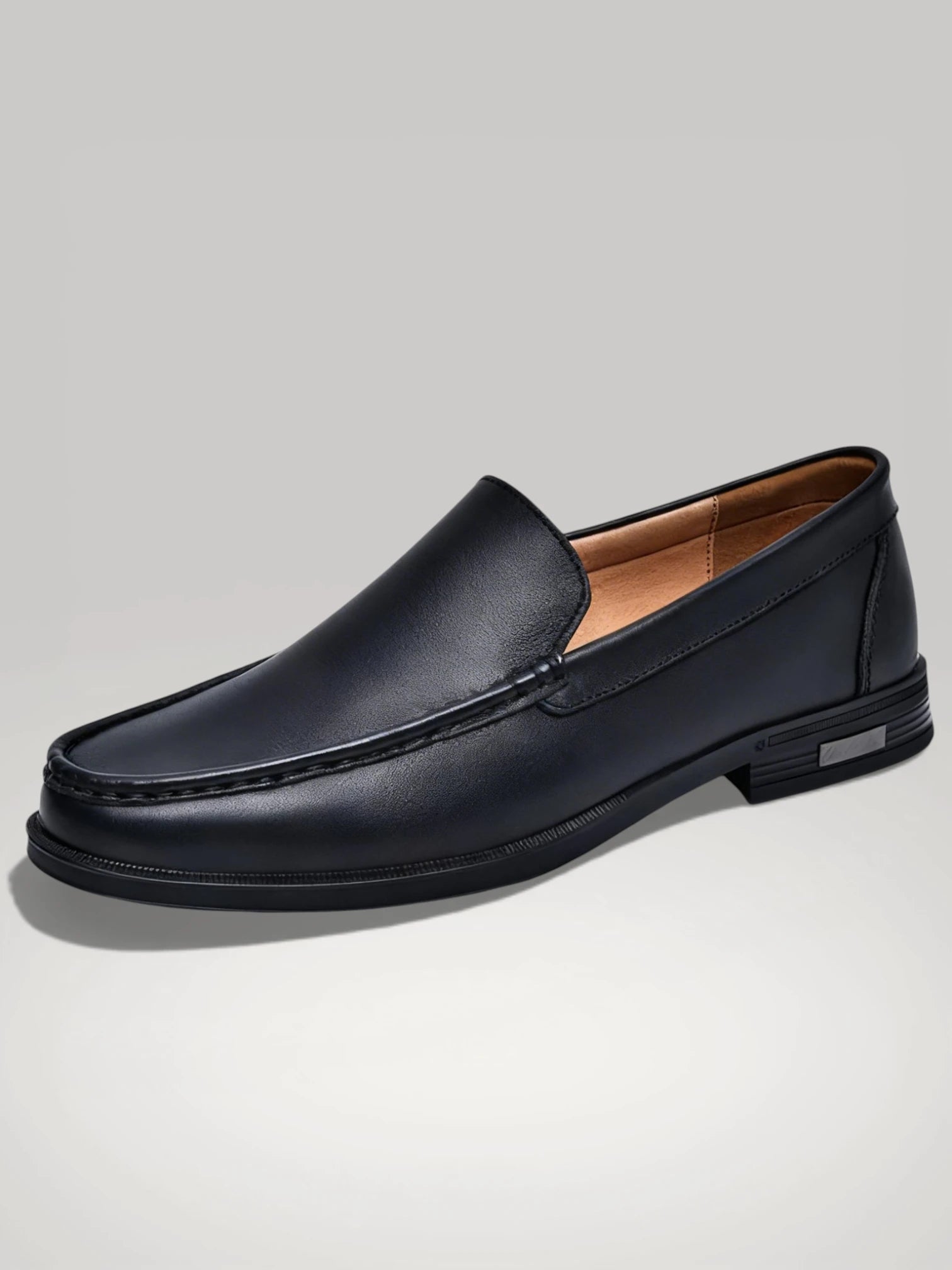 Mocassin en cuir de vachette noir brillant pour homme, style chic et formel.