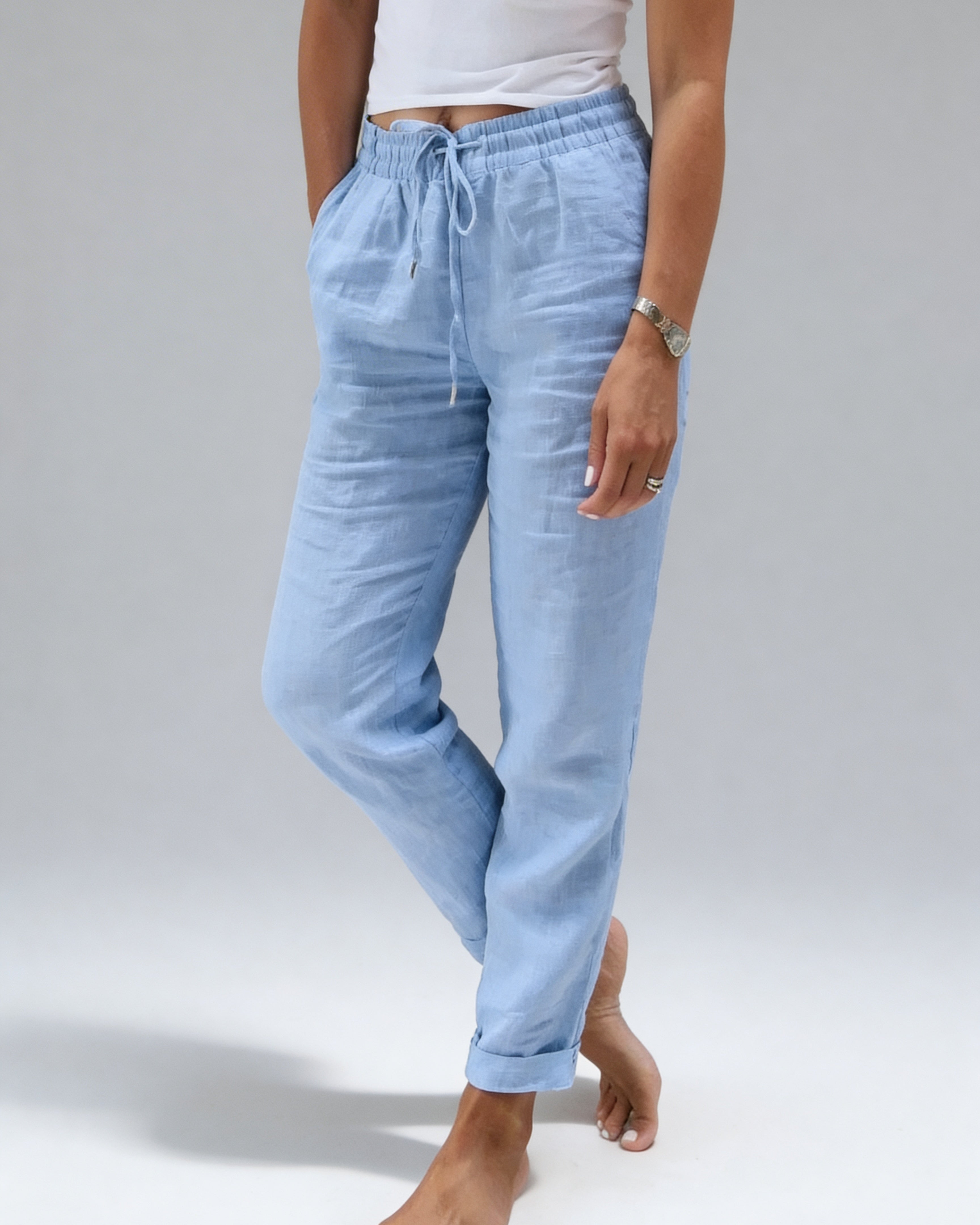 Pantalon fluide bleu azur pour femme, idéal pour un look estival d'inspiration French Riviera.