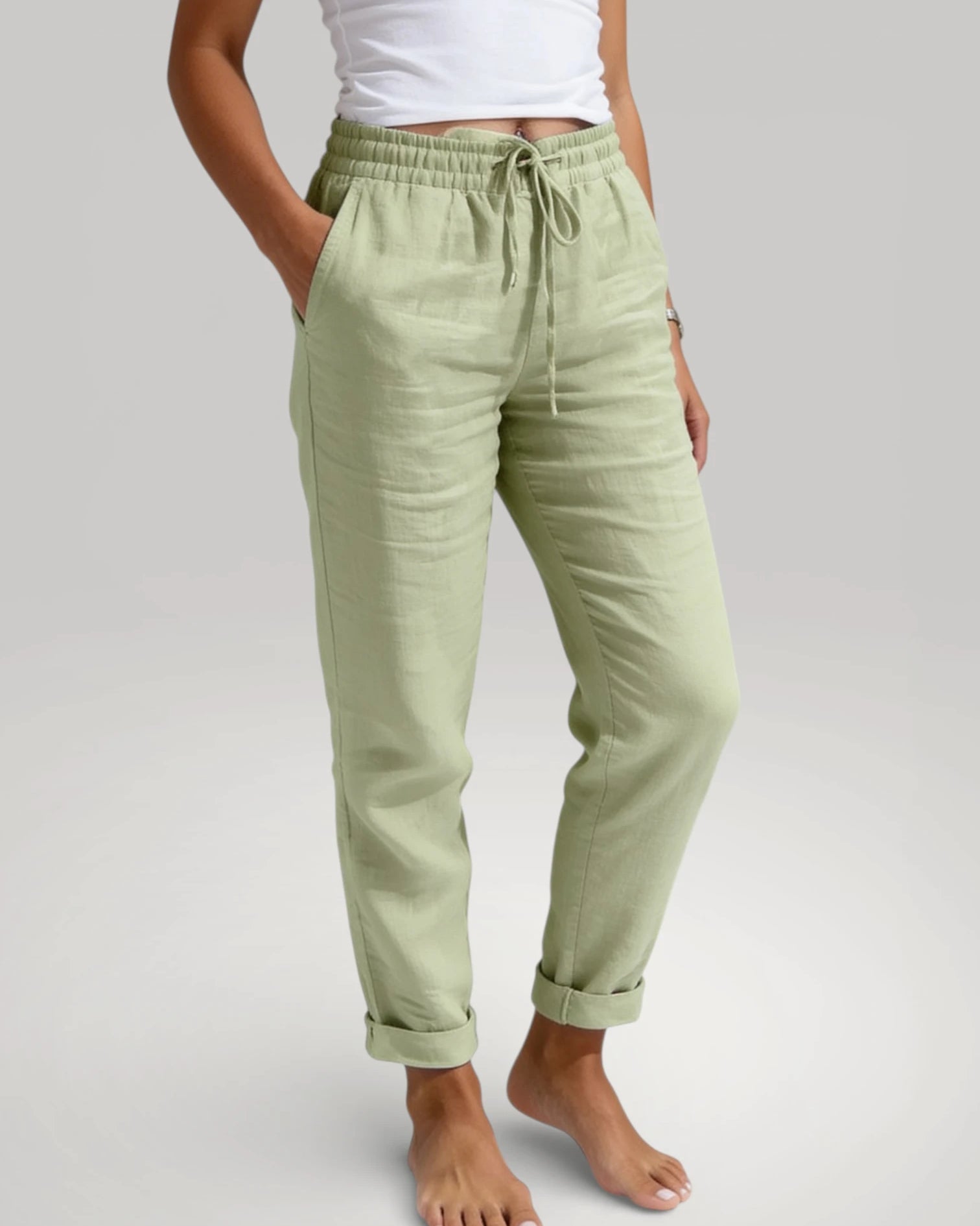 Pantalon fluide kaki pour femme en mélange coton et chanvre, coupe droite confortable et taille élastiquée.
