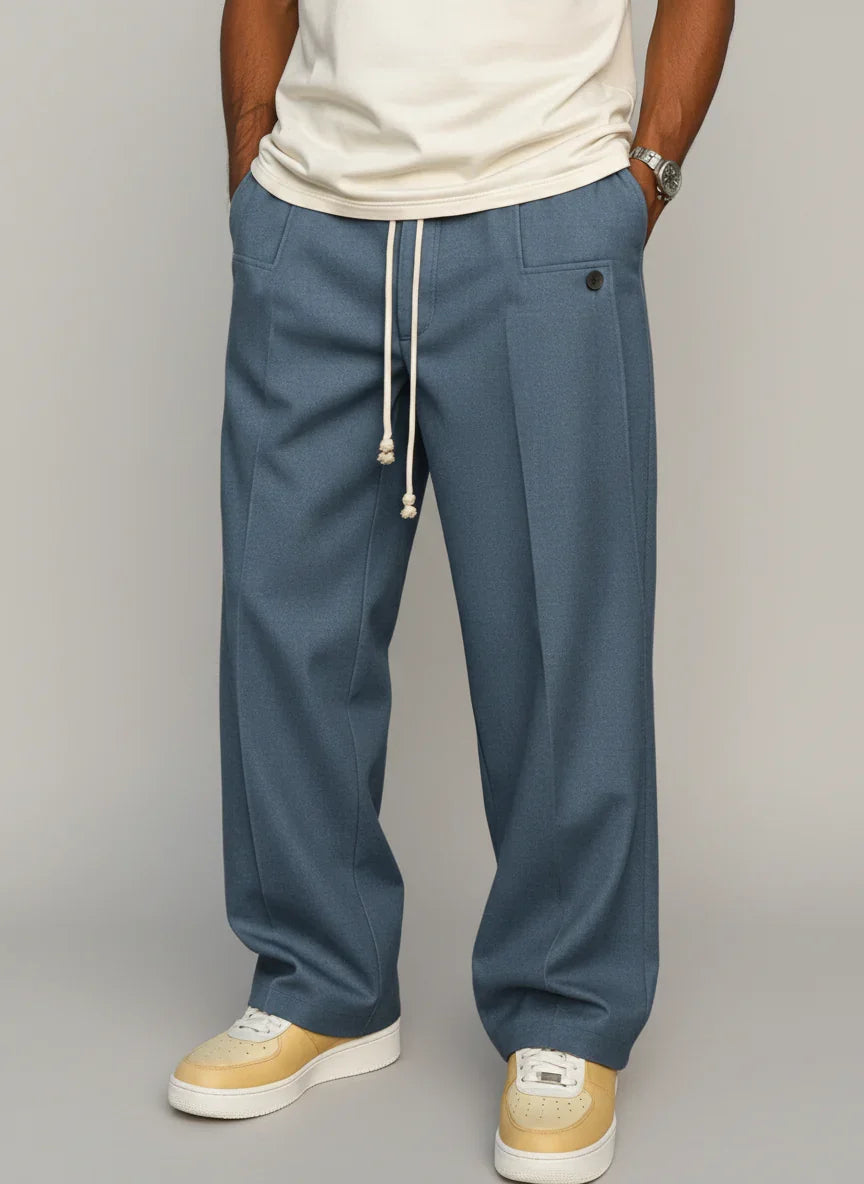 Mannequin portant le pantalon fluide homme Bleu Marine style français Élysée Urbain Couture