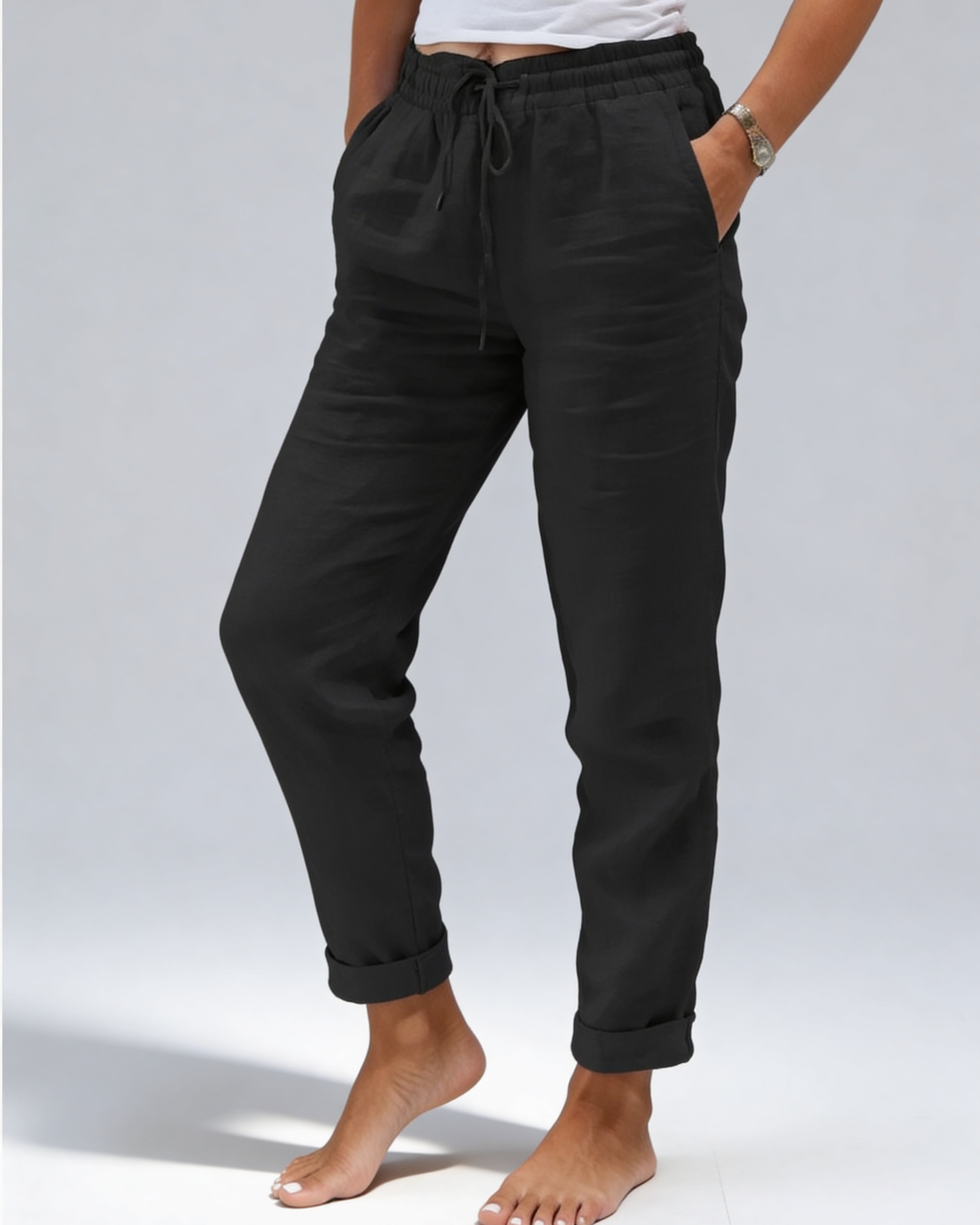 Pantalon d'été noir absolu pour femme, coupe large et confortable pour un look chic décontracté.