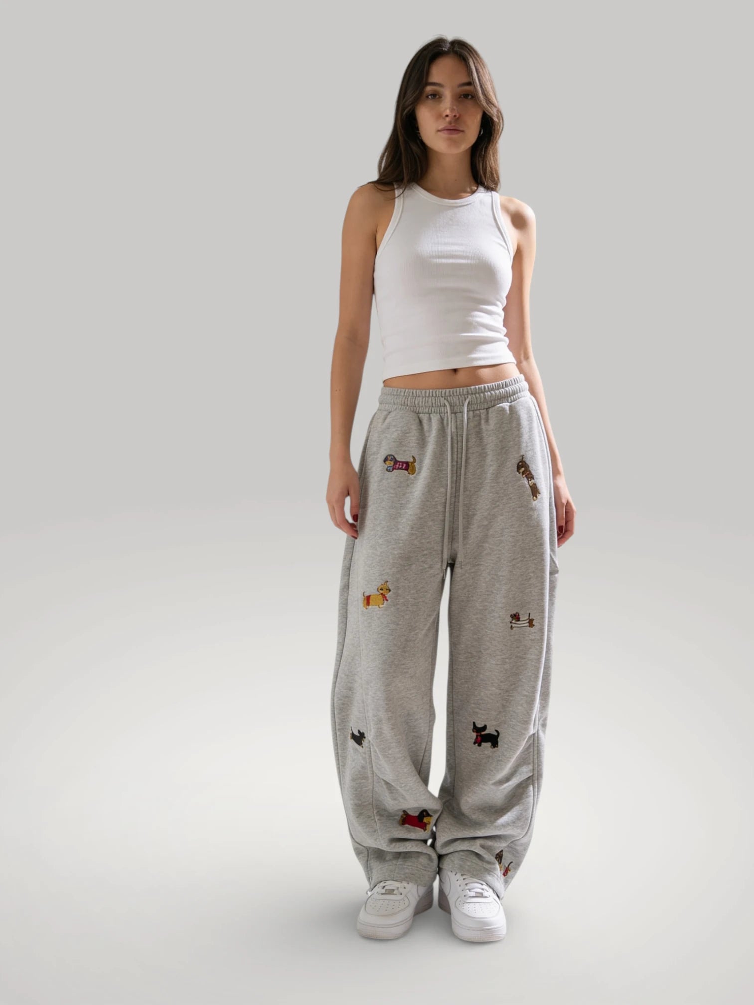 pantalon-jogging-oversize-gris-broderie-teckel-urbain-couture