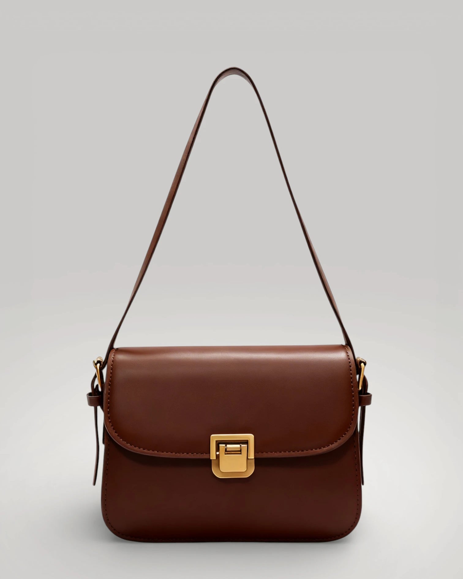 Sac à main carré noir en cuir synthétique avec fermoir doré de luxe.