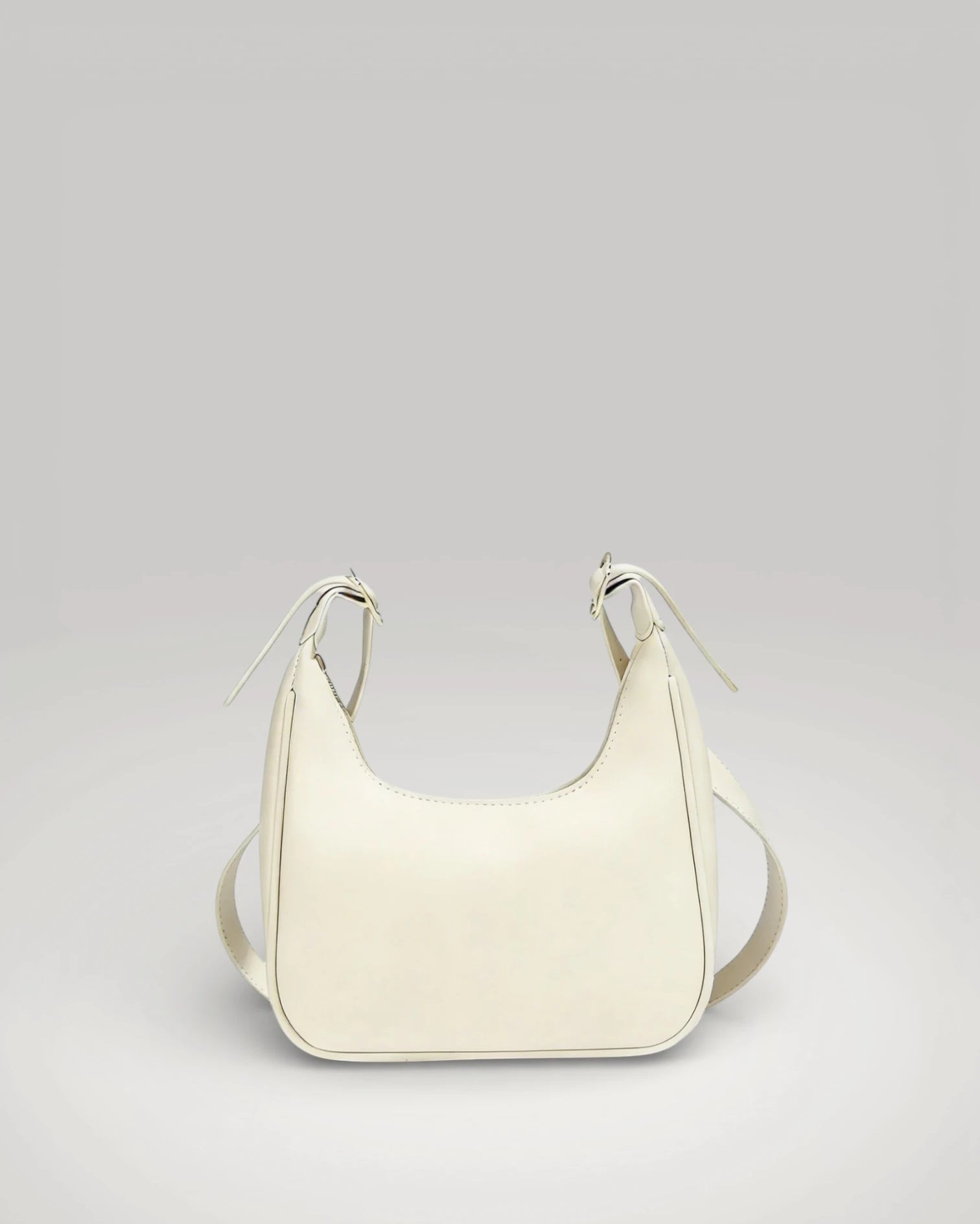 Vue de face du Sac Croissant ivoire pur - Design épuré et moderne.