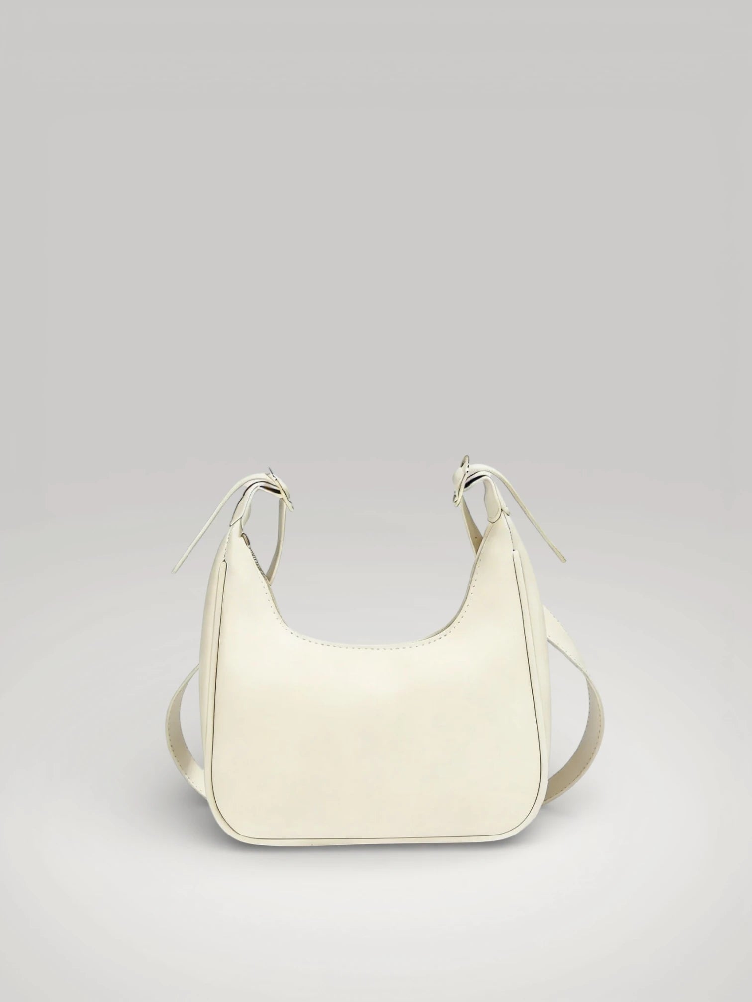Vue de face du Sac Croissant ivoire pur - Design épuré et moderne.