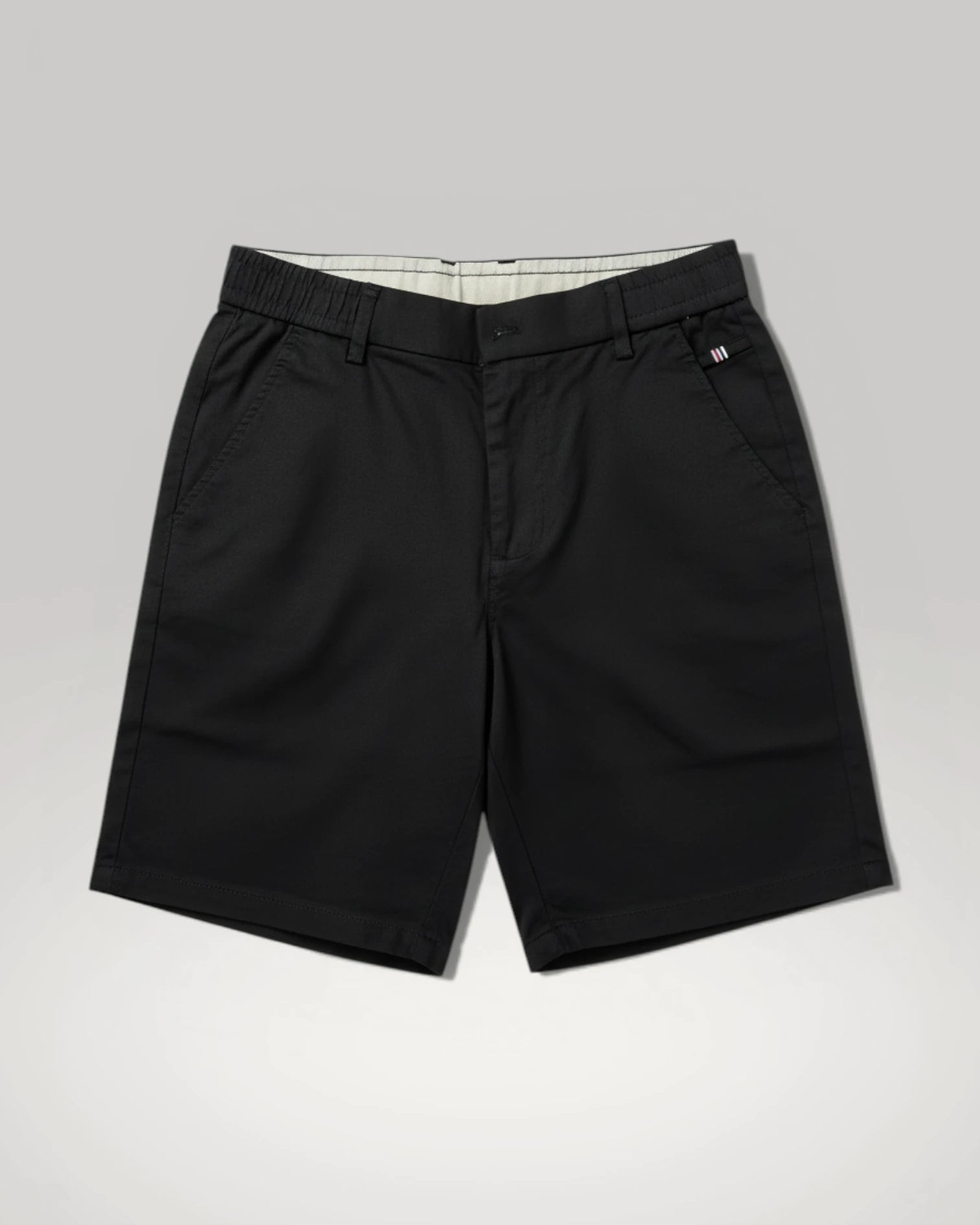Vue à plat d'un short chino noir pour homme - Détails des poches et de la taille, Urbain Couture.