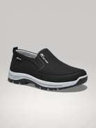 Vue latérale des chaussures orthopédiques Édition Titanium en noir, dotées d'une semelle antidérapante et d'un design slip-on sans lacets.