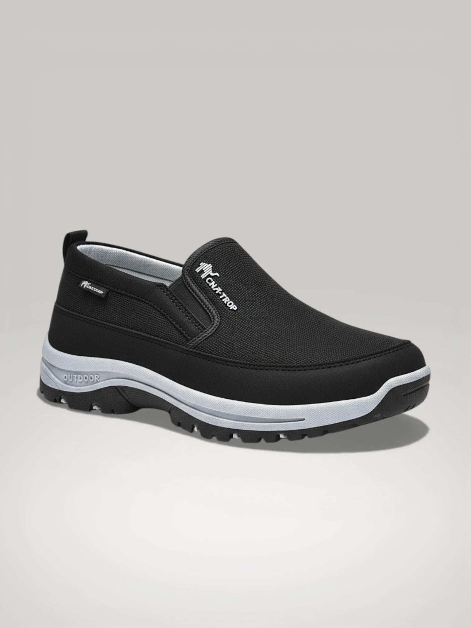 Vue latérale des chaussures orthopédiques Édition Titanium en noir, dotées d'une semelle antidérapante et d'un design slip-on sans lacets.