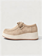 Mocassins à plateforme en suède couleur sable doux pour un look élégant.