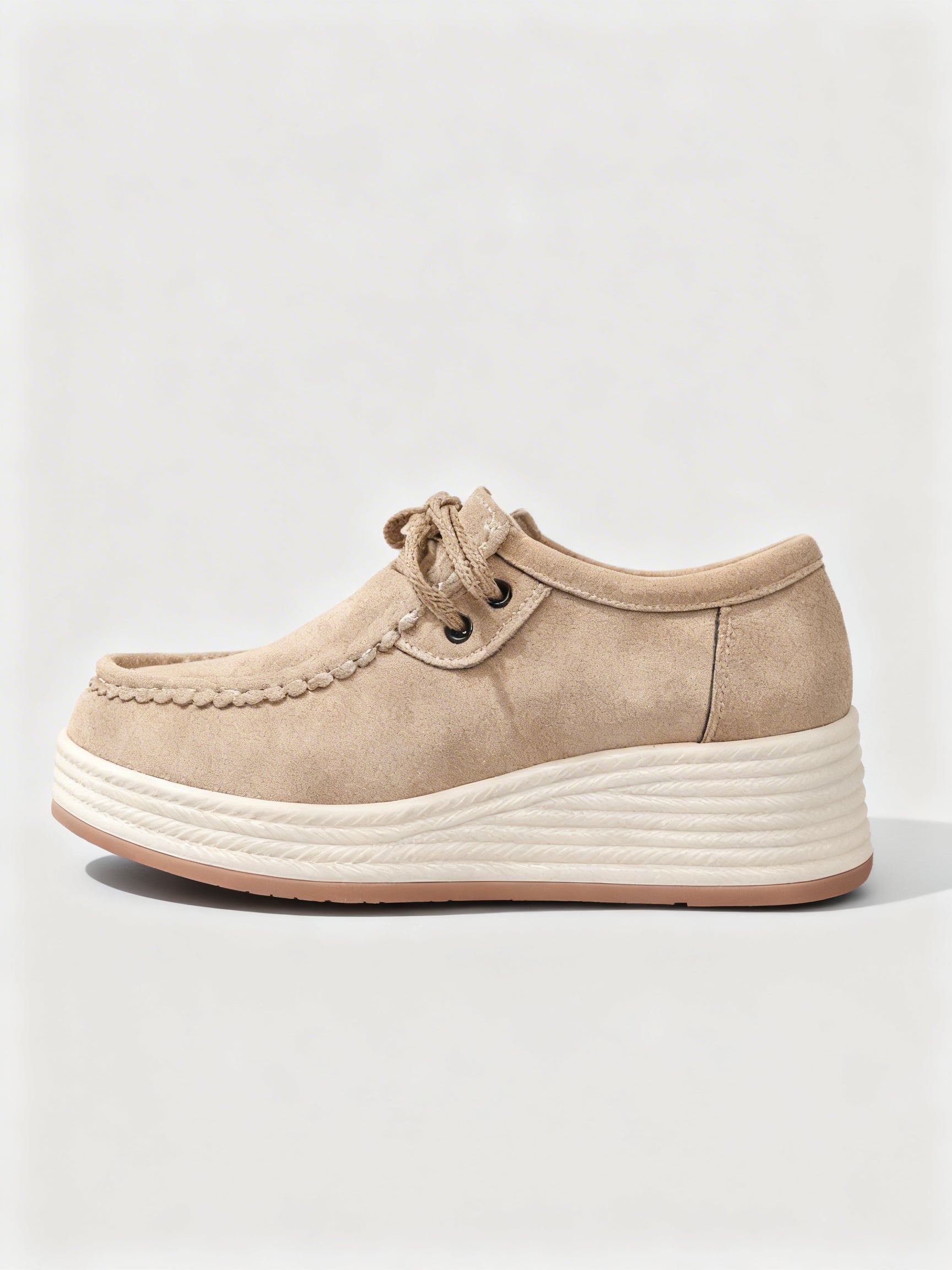 Mocassins à plateforme en suède couleur sable doux pour un look élégant.