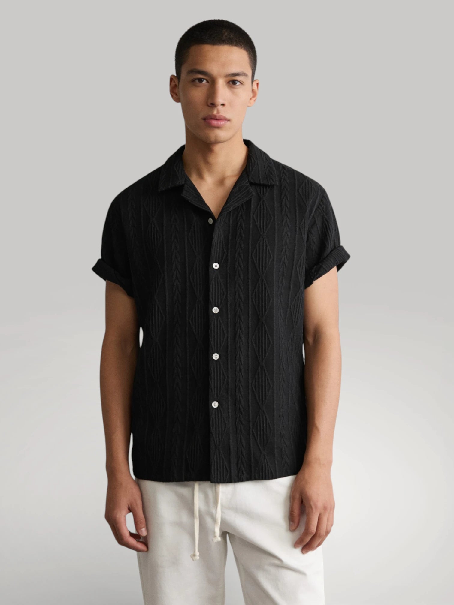 Ensemble en lin noir homme avec chemise à manches courtes et pantalon blanc