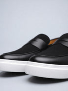 Détail des finitions premium en cuir PU et suédine sur le devant du mocassin Le Flâneur Moderne.