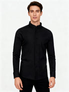 Mannequin portant la chemise infroissable homme Noir Intense modèle L'Impeccable Urbain Couture