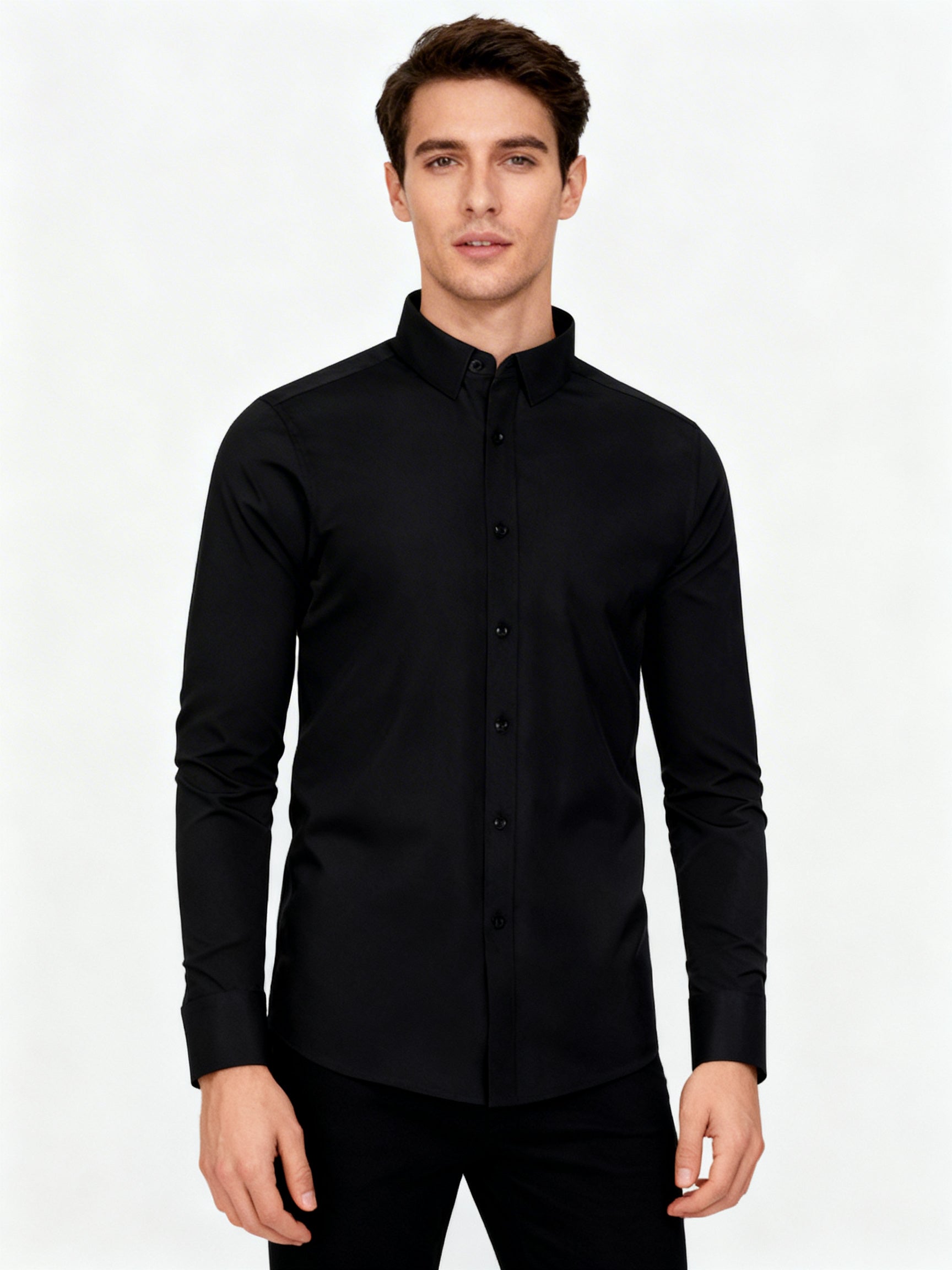 Mannequin portant la chemise infroissable homme Noir Intense modèle L'Impeccable Urbain Couture