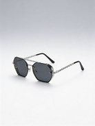 Lunettes de soleil avec monture argentée et verres noir fumé, incluant une chaîne assortie, style moderne et élégant.