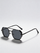 Lunettes de soleil unisexes avec chaîne dorée et verres noir fumé, style mystérieux et élégance parisienne.