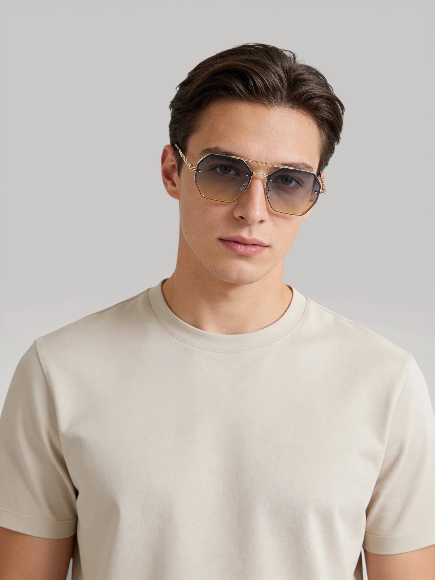 Modèle portant les lunettes de soleil unisexes avec chaîne élégante, coloris Or Bleu Soleil et monture dorée.