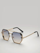 Lunettes de soleil unisexes avec chaîne élégante, coloris exclusif Or Bleu Soleil avec monture dorée et verres teintés.