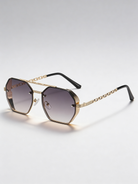 Lunettes de soleil avec chaîne dorée et verres en dégradé gris, monture élégante de la collection Or Dégradé Gris.