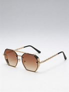 Lunettes de soleil avec chaîne dorée et verres effet dégradé ombre, monture luxe unisexe pour un style élégant.