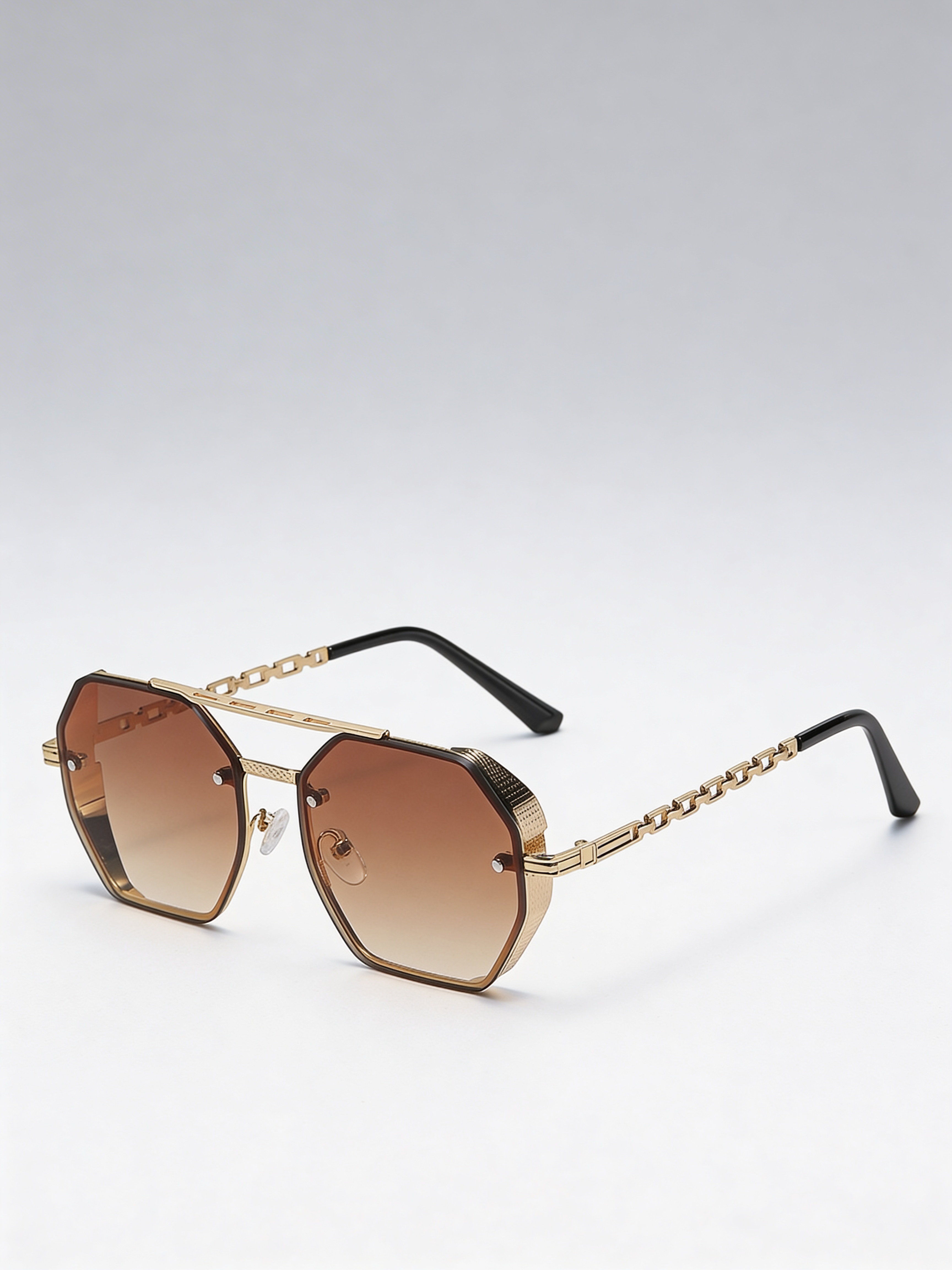 Lunettes de soleil avec chaîne dorée et verres effet dégradé ombre, monture luxe unisexe pour un style élégant.