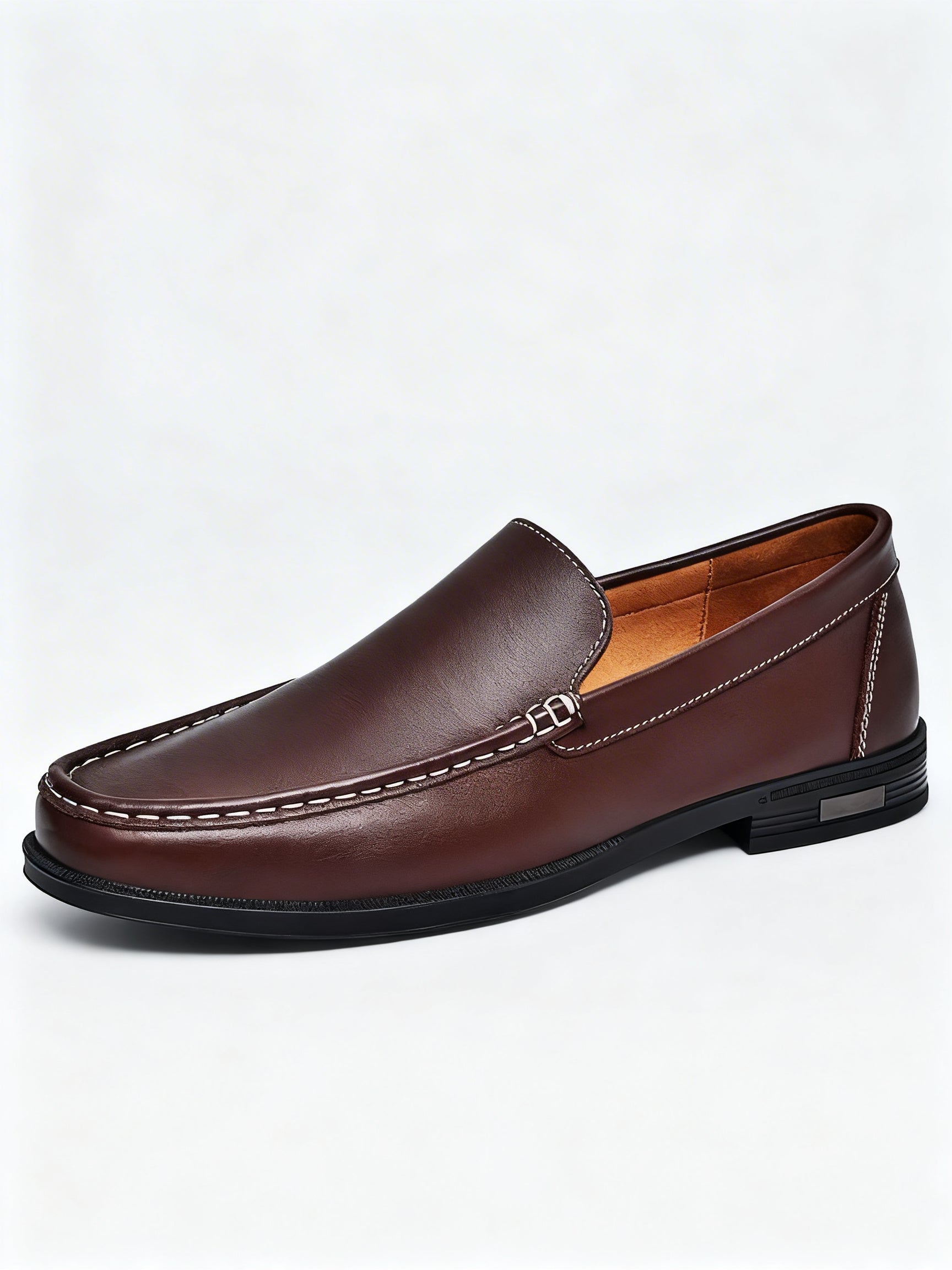 Soulier mocassin homme en cuir marron châtaigne avec détails de couture blancs.