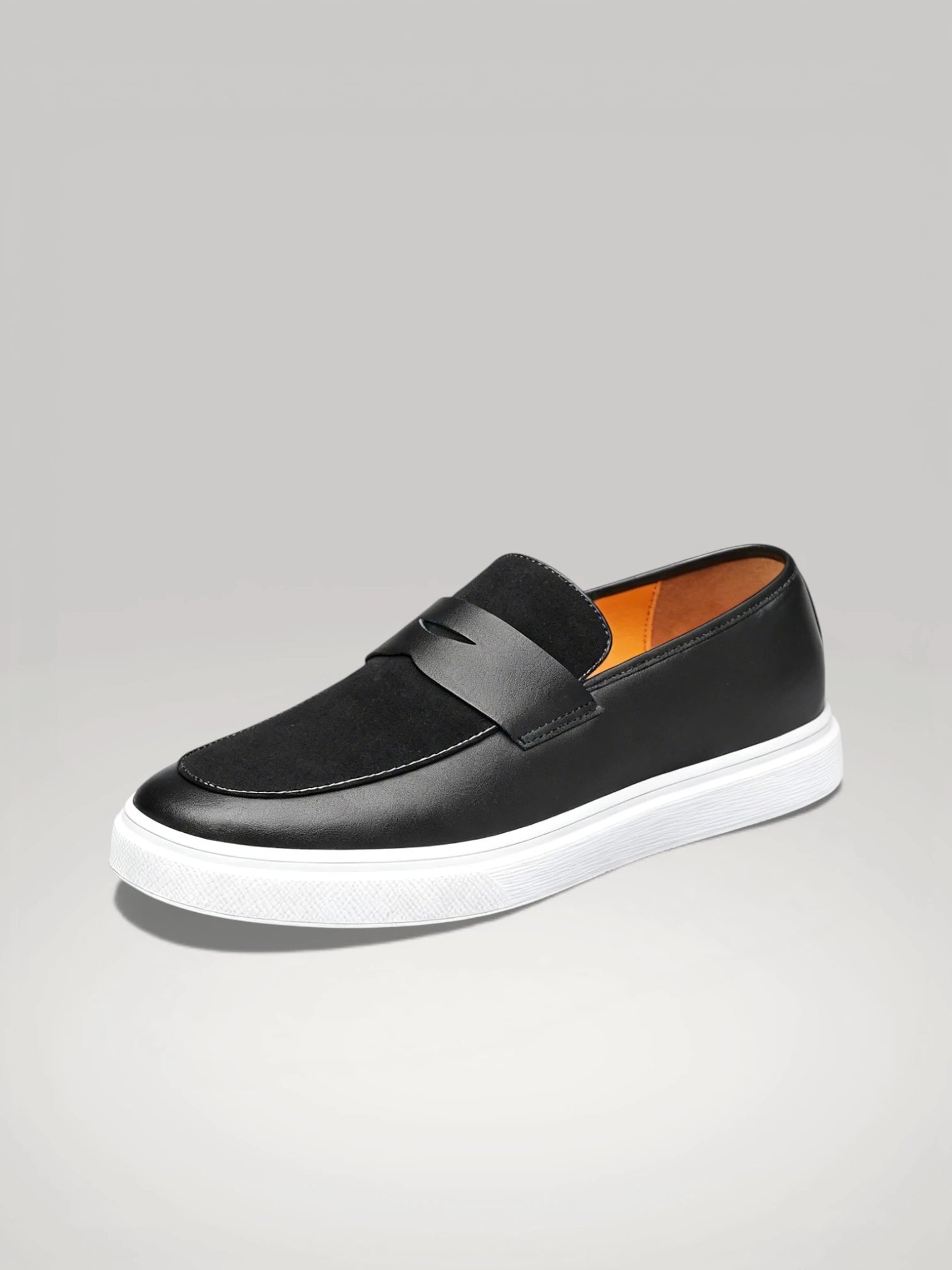 Mocassin pour homme noir urbain avec semelle contrastée blanche, vue de trois-quarts.