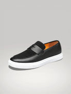 Mocassin pour homme noir urbain avec semelle contrastée blanche, vue de trois-quarts.