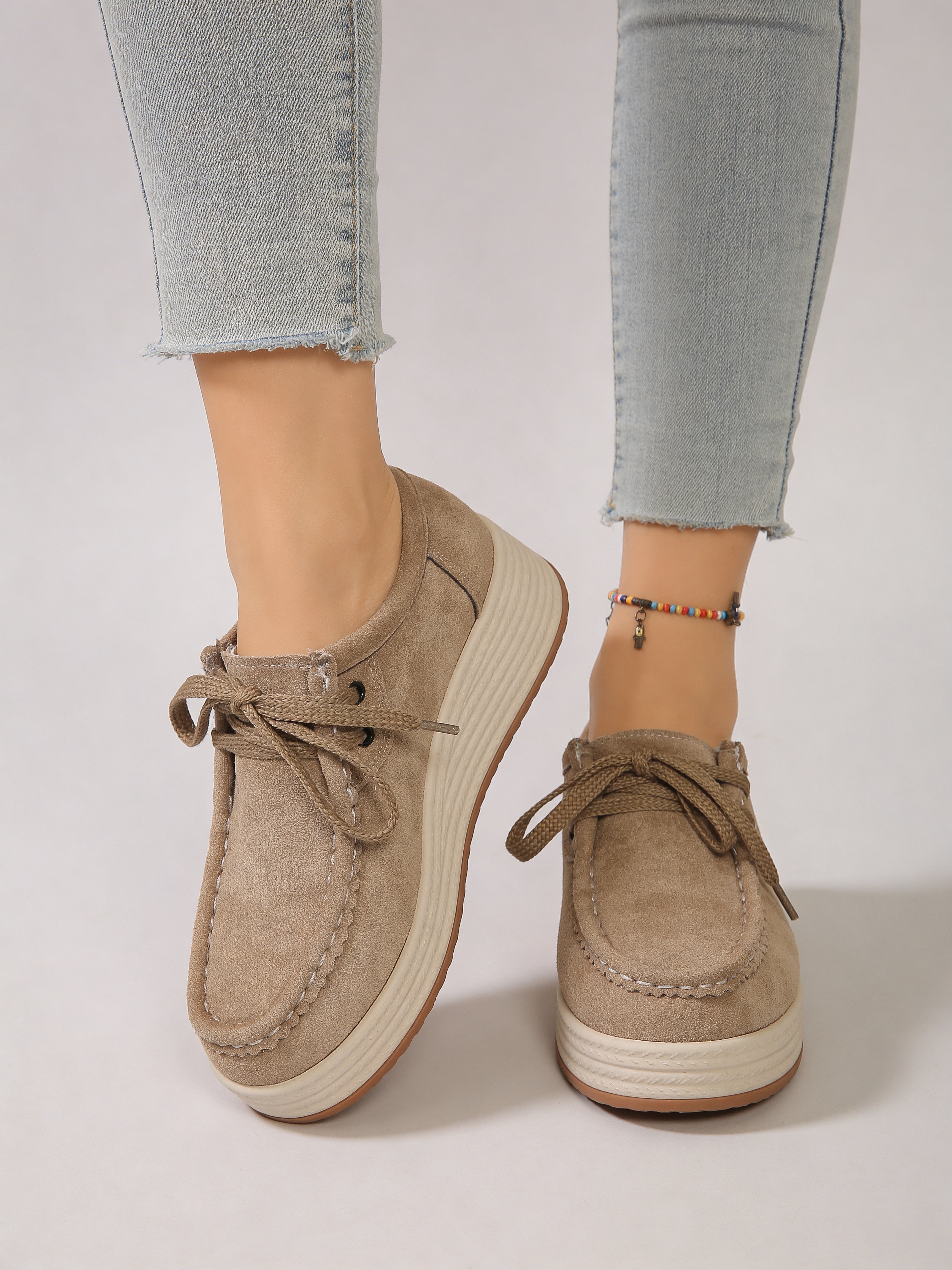 Paire de mocassins confortables couleur sable avec semelle compensée épaisse.
