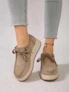 Paire de mocassins confortables couleur sable avec semelle compensée épaisse.