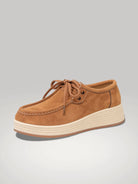 Vue latérale mocassins plateforme en daim brun avec lacets et semelle crème.