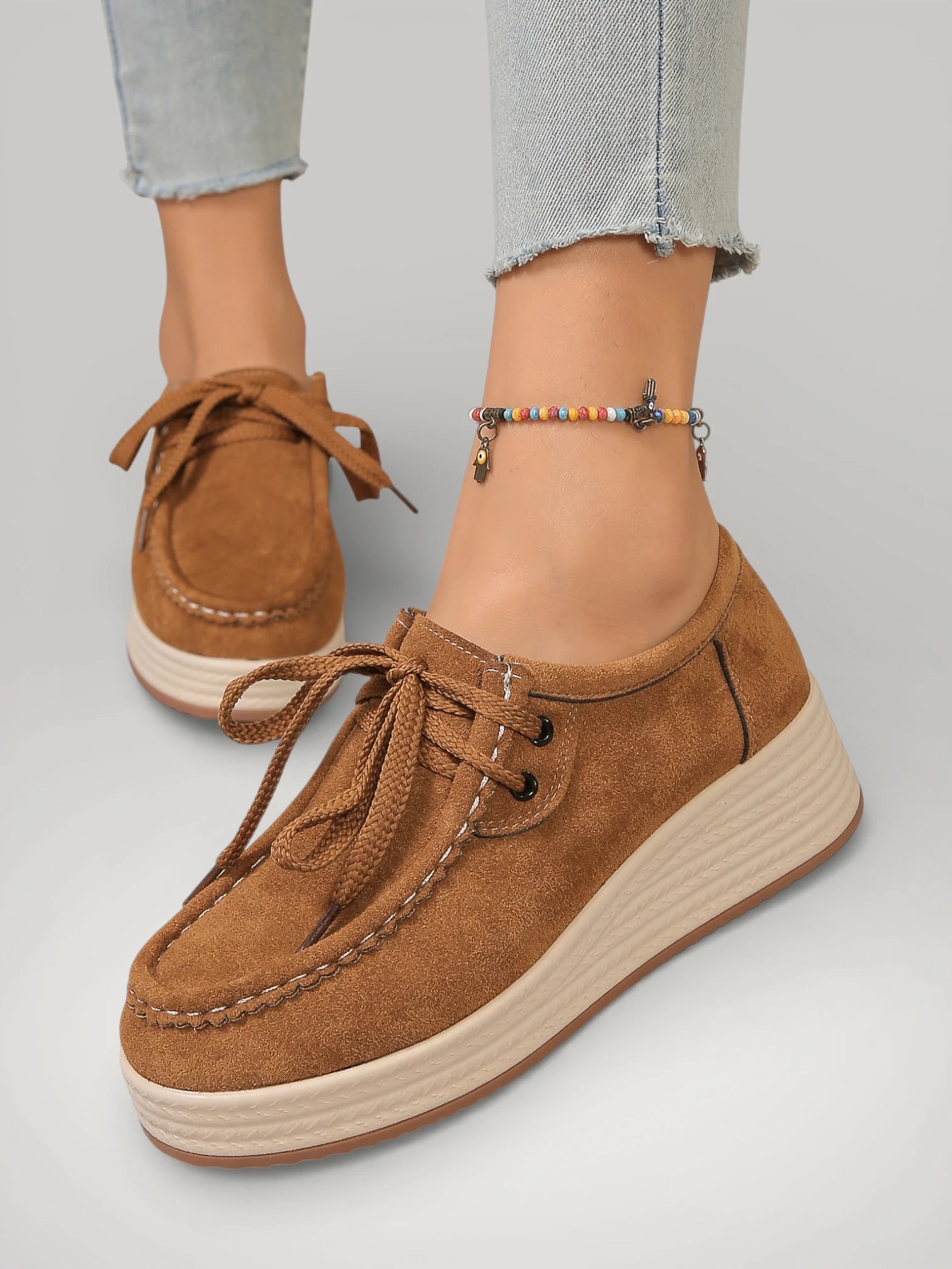 Femme portant des mocassins en suède couleur Terre de Sienne avec plateforme.