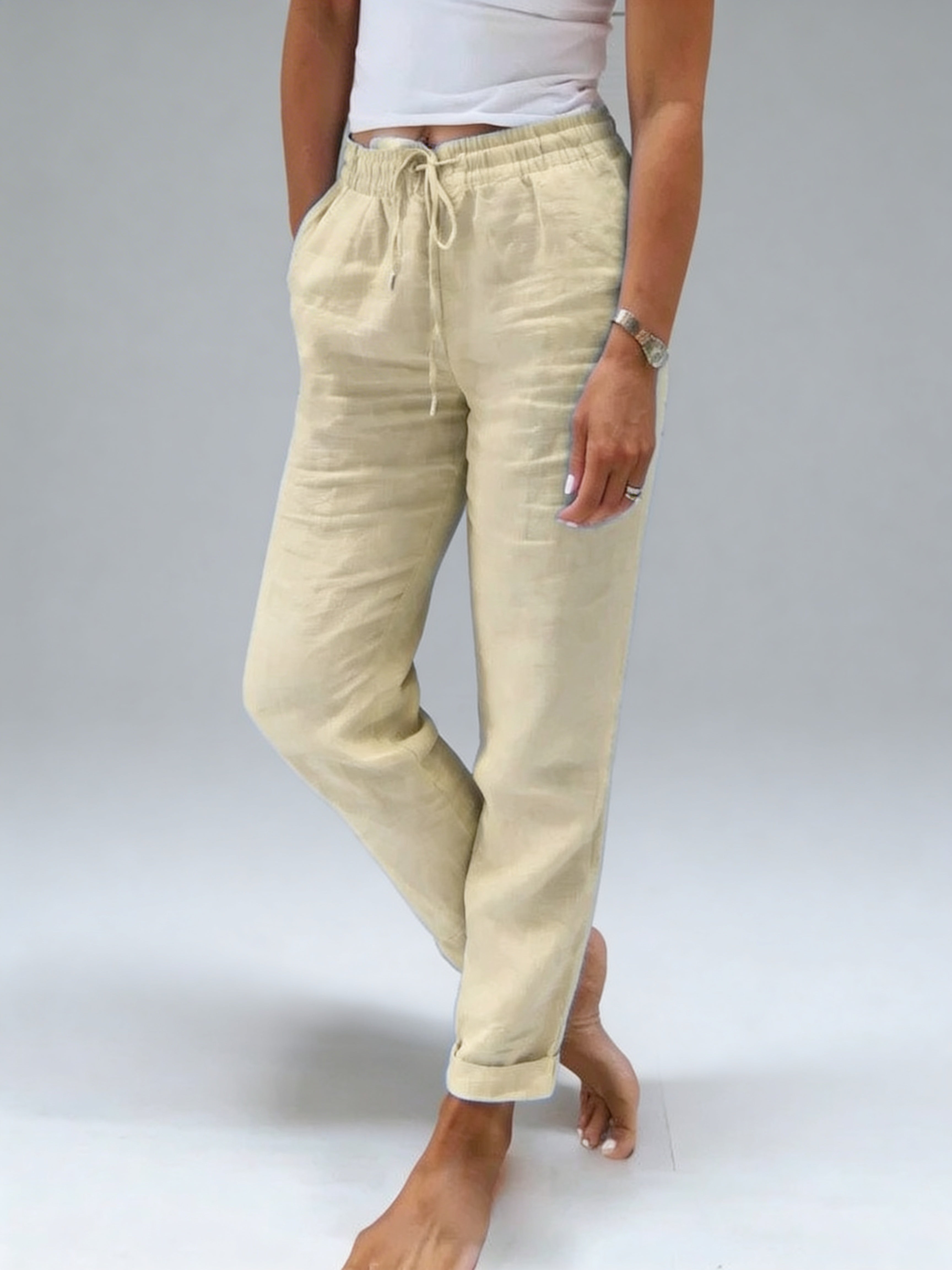 Pantalon léger couleur Sable de Ramatuelle pour femme, texture naturelle style lin.