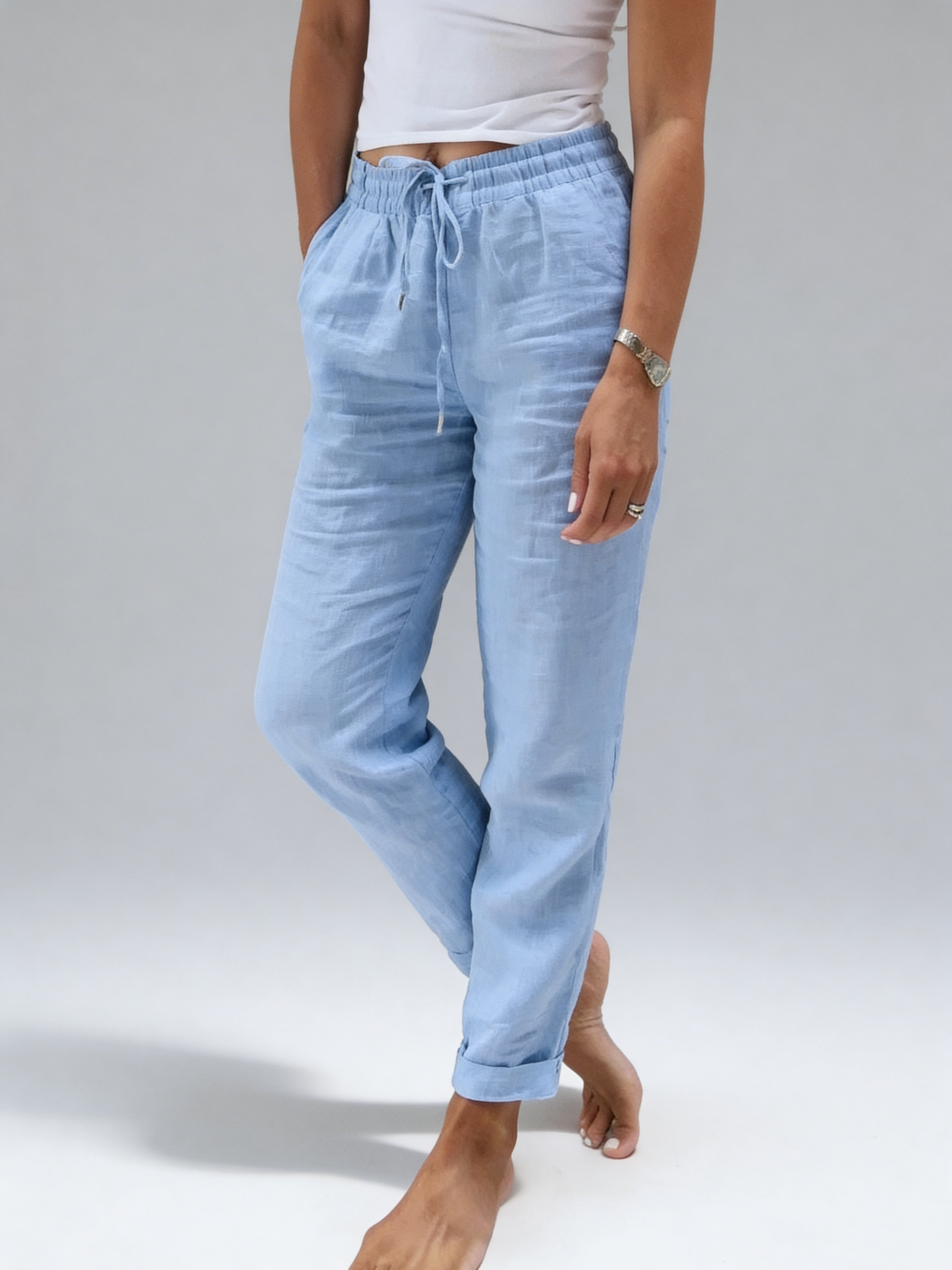 Pantalon fluide bleu azur pour femme, idéal pour un look estival d'inspiration French Riviera.