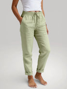 Pantalon fluide kaki pour femme en mélange coton et chanvre, coupe droite confortable et taille élastiquée.
