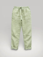 Vue de face du pantalon fluide pour femme couleur sable, mettant en évidence la taille haute et le cordon de serrage.