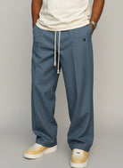 Mannequin portant le pantalon fluide homme Bleu Marine style français Élysée Urbain Couture