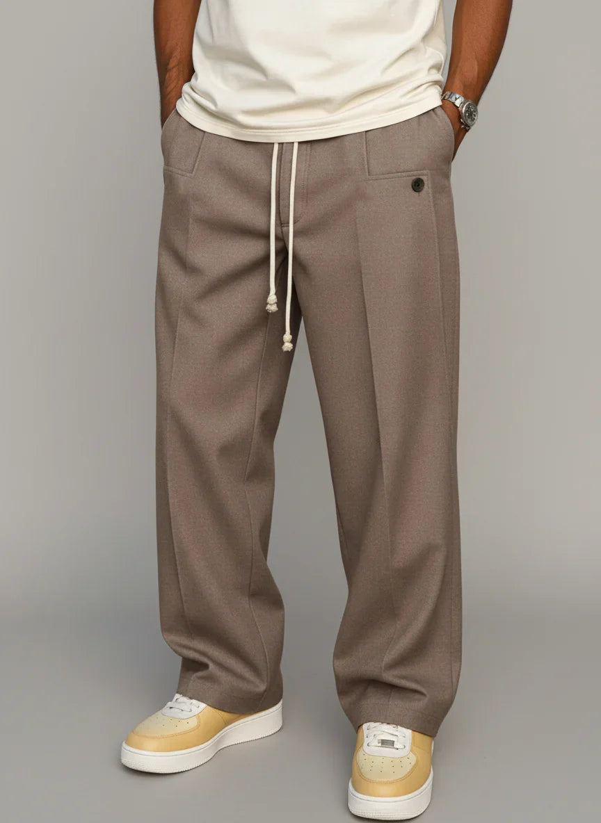 Mannequin portant le pantalon fluide homme Châtaigne style français Élysée Urbain Couture