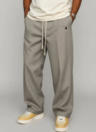 Vue de profil du pantalon fluide homme Gris Perle style français Élysée Urbain Couture
