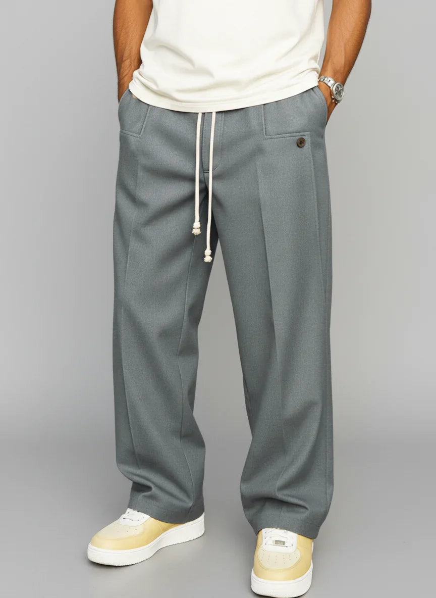 Mannequin portant le pantalon fluide homme Gris Urbain style français Élysée Urbain Couture
